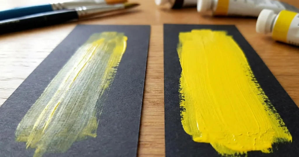 Test krycia farb akrylowych - porównanie taniej farby z profesjonalną na czarnym papierze